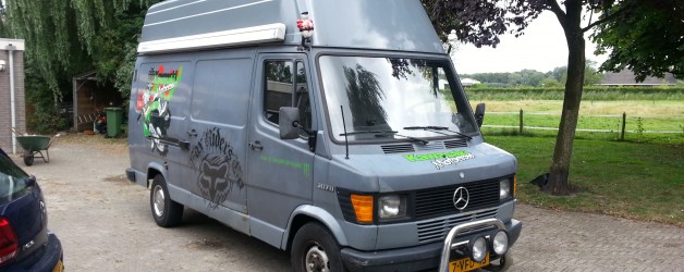 De bus: Mercedes-Benz 207D 1982